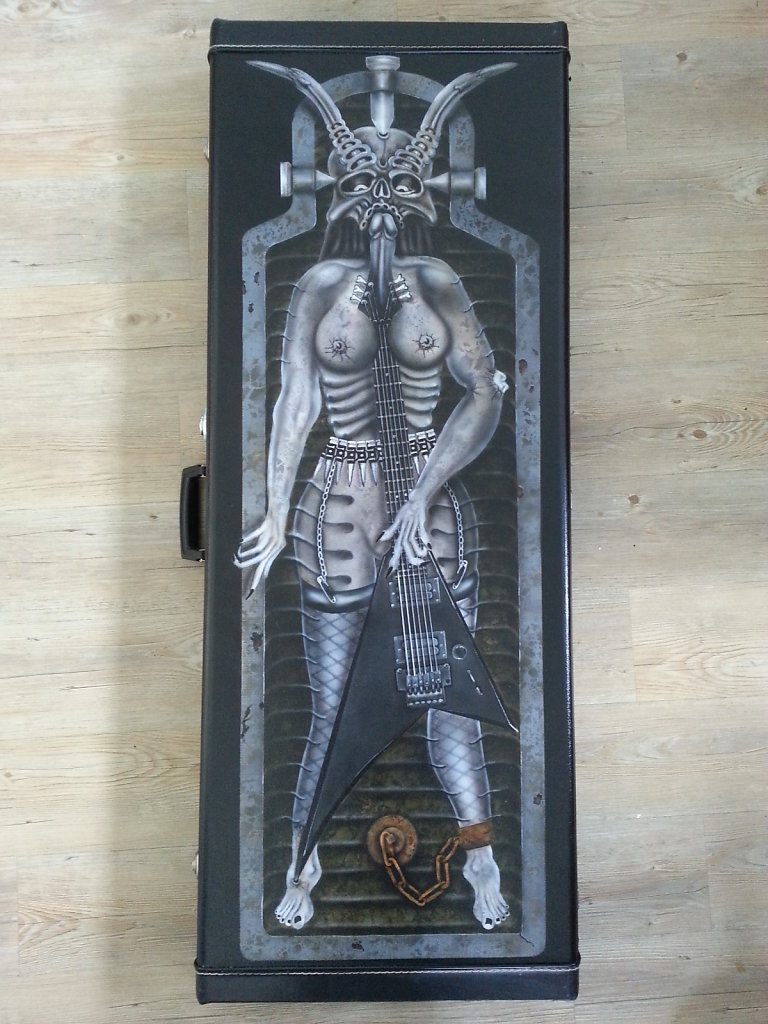 guitarcase-zombiebitch002.jpg