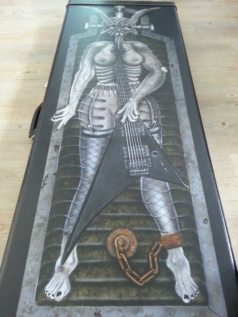 guitarcase-zombiebitch003.jpg